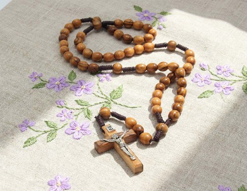 rozaniec-z-drzewa-oliwnego-z-gory.jpg