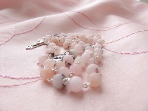 Różaniec (opal różowy)