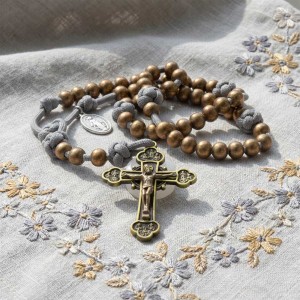 Różaniec paracord z metalowymi paciorkami w kolorze antycznego złota