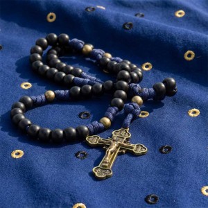 Różaniec z paracordu z matowymi paciorkami polimerowymi i metalowymi w kolorze antycznego złota